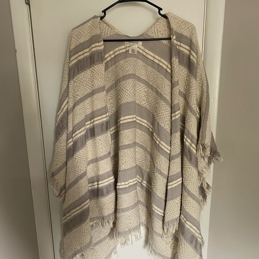 Heavier cardigan. Short sleeve with fringed ends.